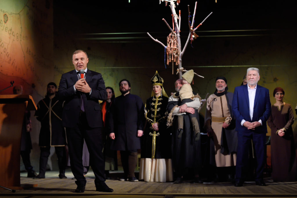 Мурат Кумпилов поздравил коллектив Национального театра Адыгеи с премьерой спектакля «Кавказский меловой круг»