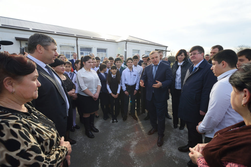 Мурат Кумпилов посетил отремонтированную школу в ауле Джамбечий Красногвардейского района