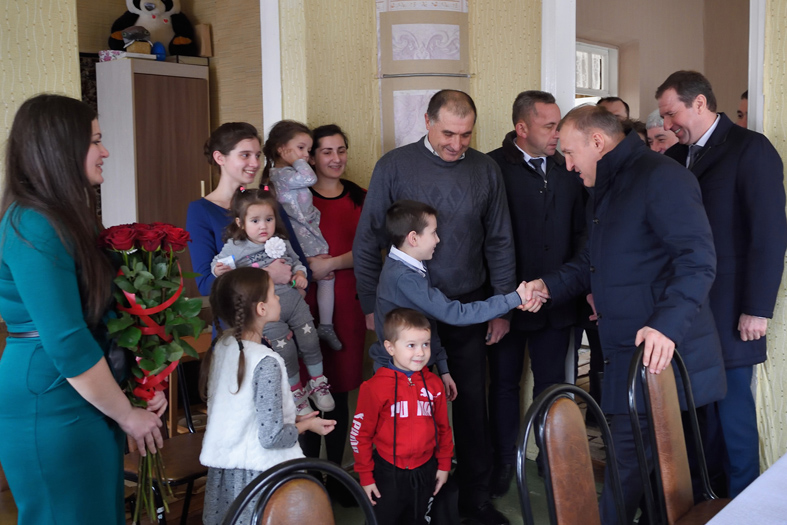 Мурат Кумпилов посетил многодетную семью в станице Гиагинской