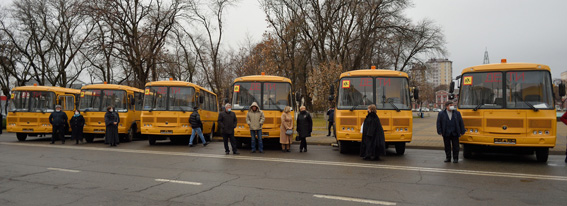 Глава Адыгеи передал муниципалитетам 12 новых школьных автобусов