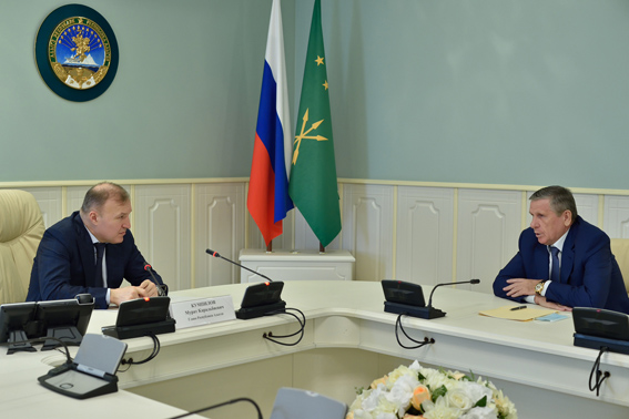Мурат Кумпилов провел встречу с руководством банка «Кубань кредит» и строительной компании «ОБД»