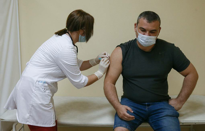 В России начались исследования одновременного применения вакцин от коронавируса и гриппа