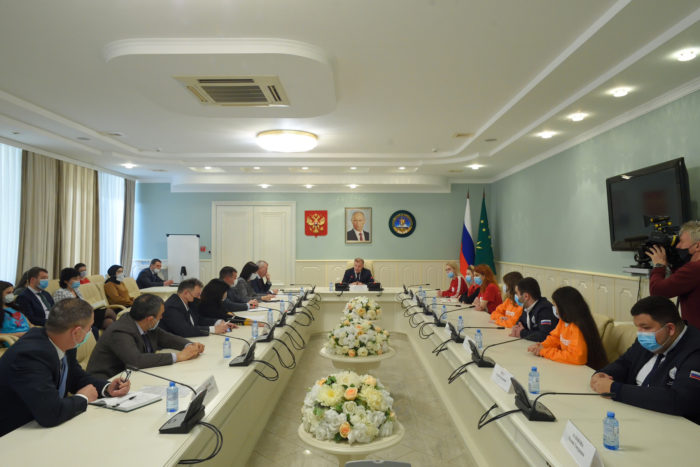 Глава Адыгеи провел встречу с волонтёрами республики