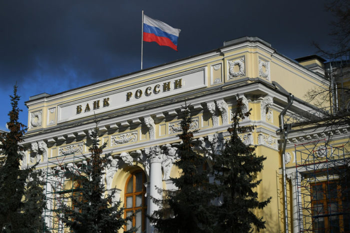 Банк России вводит временный порядок операций с наличной валютой