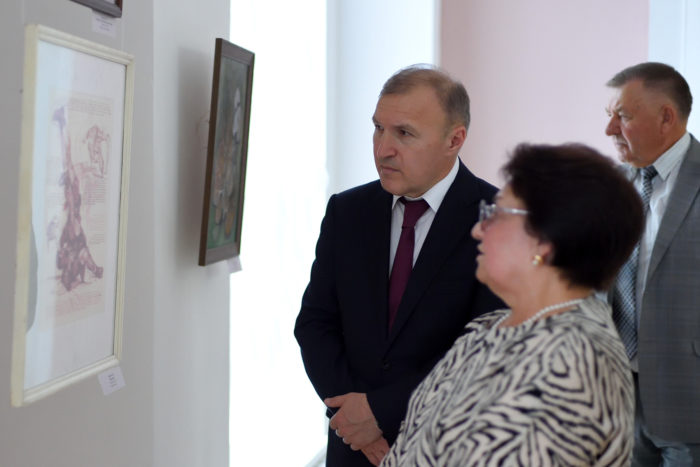 Мурат Кумпилов посетил художественную выставку, посвященную 100-летию государственности Адыгеи, КБР и КЧР