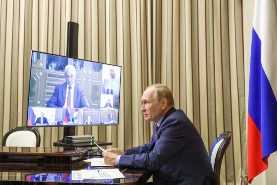 Владимир Путин призвал развивать свои компетенции в судостроении