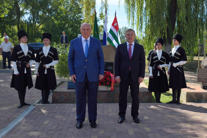 Мурат Кумпилов и Аслан Бжания возложили цветы к памятнику добровольцам, погибшим за независимость Абхазии
