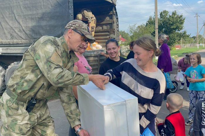 «Единая Россия» доставила продуктовые наборы и лекарства жителям села в Чаплинском районе