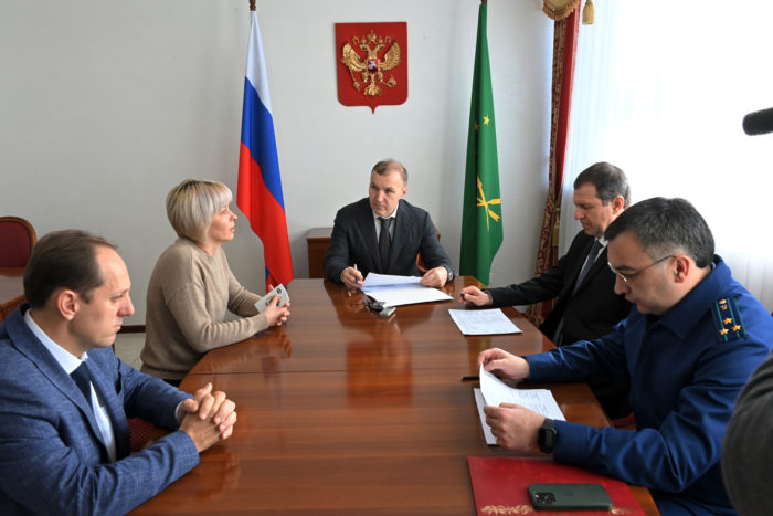 Мурат Кумпилов провёл личный приём граждан в региональной приёмной Президента РФ