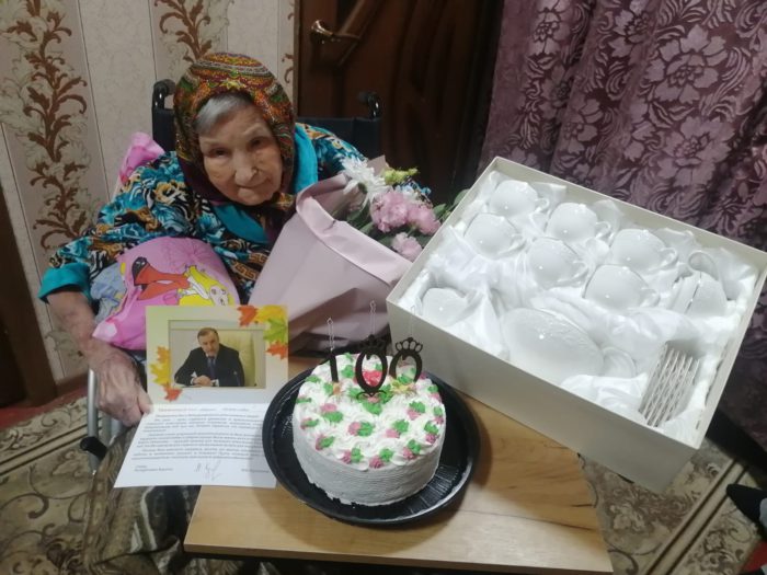 Подарок и приветственный адрес в честь юбилея от главы Адыгеи