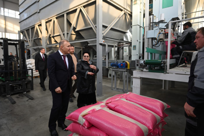 Глава Адыгеи посетил сельхозпредприятие по выращиванию риса