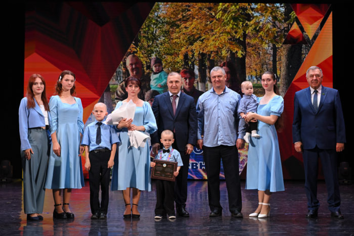 Мурат Кумпилов поздравил женщин Адыгеи с наступающим Днём матери