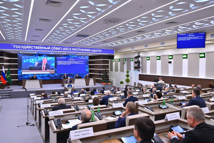 Мурат Кумпилов поблагодарил парламентариев республики за плодотворную работу