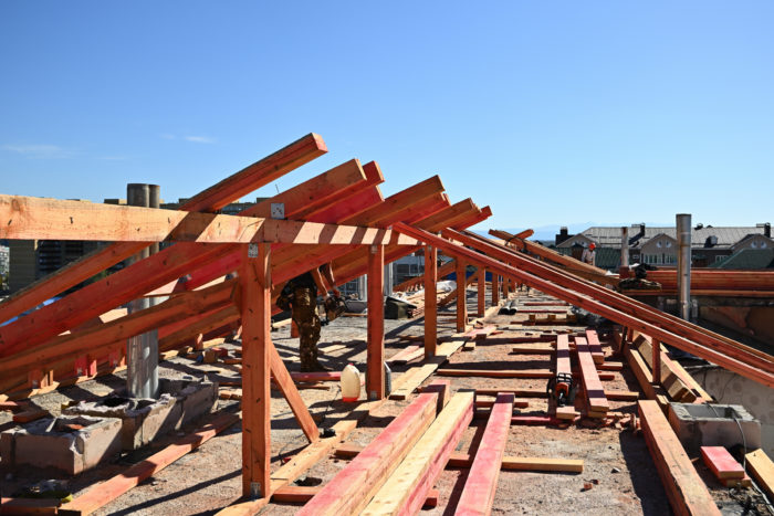 Мурат Кумпилов проверил ход ремонта кровли пострадавшего от пожара многоквартирного дома в Майкопе