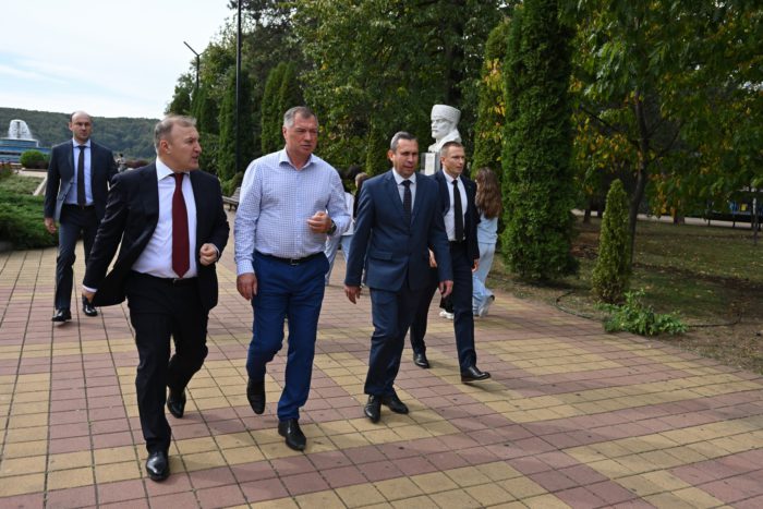 Вице-премьер РФ Марат Хуснуллин прибыл в Адыгею и побывал на объектах строительства и благоустройства Майкопа