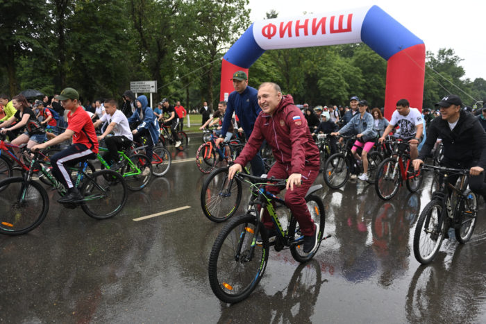 Глава Адыгеи стал участником велофестиваля, посвященного Дню России
