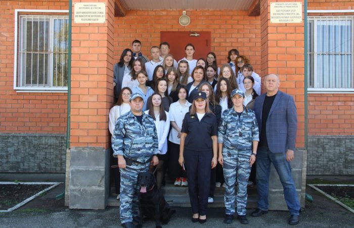 В Адыгее сотрудники МВД и общественники рассказали учащимся полицейского класса о деятельности специалистов-кинологов