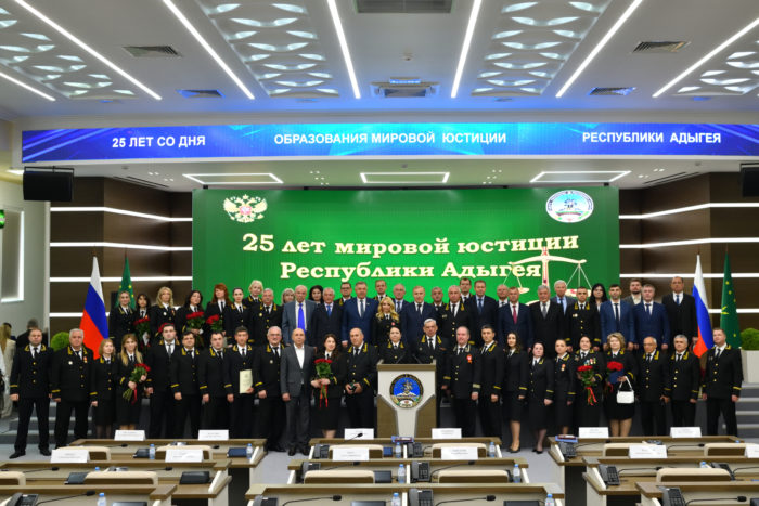Мурат Кумпилов поздравил судейское сообщество с 25-летием мировой юстиции Адыгеи