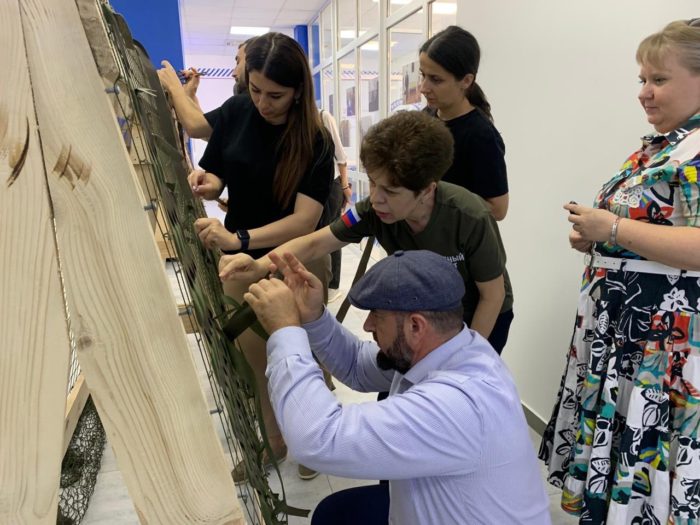 В Штабе общественной поддержки в Адыгее провели мастер-класс по изготовлению маскировочных сетей