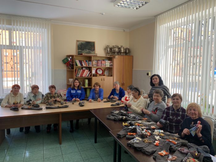 «Серебряные» волонтеры передали очередную партию тёплых вязанных вещей для военных в рамках акции «Тепло для героя»