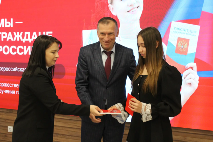 Сегодня в день коренных малочисленных народов Российской Федерации, который в нашей стране отмечается впервые, Движение Первых провело замечательную акцию – вручение паспортов юным жителям района