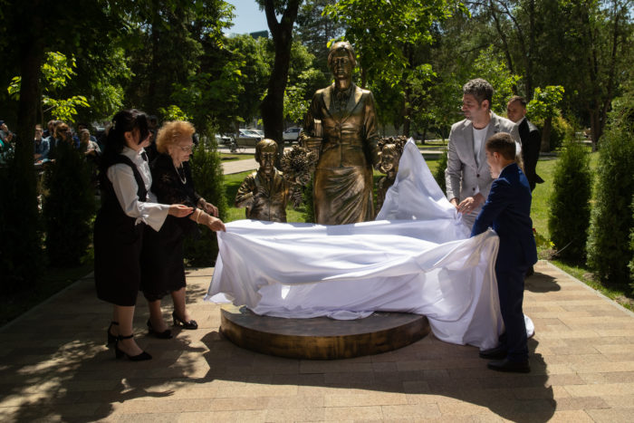 Мурат Кумпилов принял участие в открытии памятника «Мой первый учитель», установленного в Черкесске