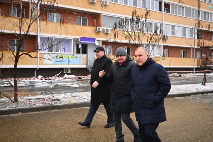 Мурат Кумпилов ознакомился с ходом восстановления поврежденных от атаки домов в Новой Адыгее