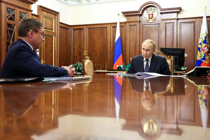 Президент России провел встречу с секретарем генсовета партии «Единая Россия» Владимиром Якушевым