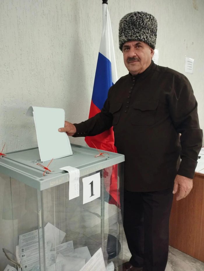 Почти пол века на избирательный участок приходит эфенди аула