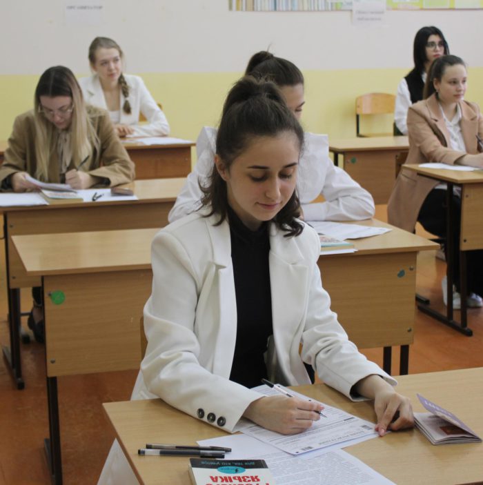В Адыгее выпускникам общеобразовательных учреждений, набравшим 100 баллов на экзаменах, положено денежное поощрение