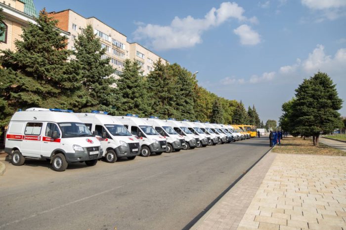Глава Адыгеи передал ключи от новых школьных автобусов и автомобилей скорой помощи