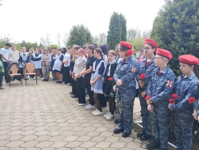 В Еленовской школе №15 прошёл митинг памяти Героя России, подполковника Н.Н.Шевелева