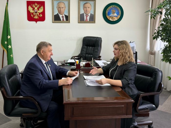 Владимир Нарожный встретился с представителем Палаты молодых законодателей при Совете Федерации от Адыгеи Асетой Берзеговой