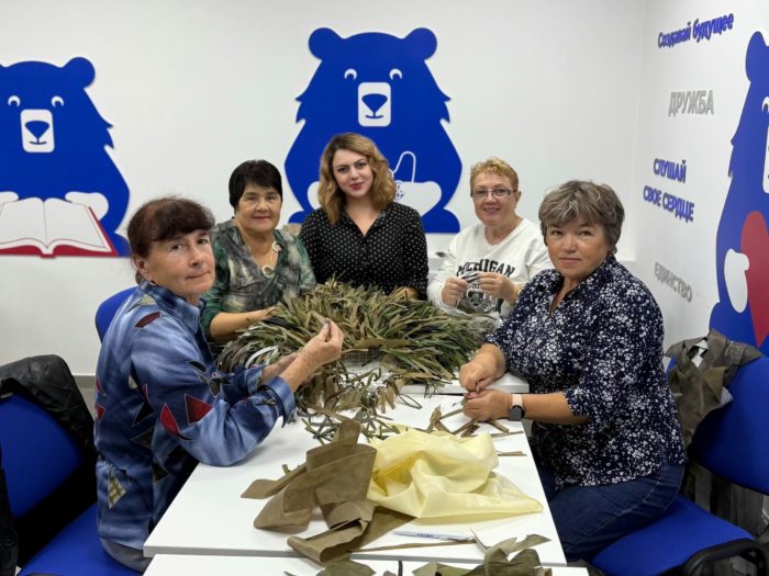 В Штабе общественной поддержки «серебряные» волонтеры продолжают изготавливают маскировочные нашлемники