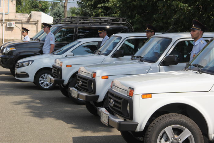 В Адыгее участковым уполномоченным полиции передали новые служебные автомобили повышенной проходимости