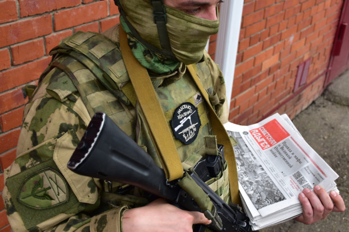 Региональные выпуски газет из Адыгеи доставили бойцам Росгвардии в зону проведения СВО