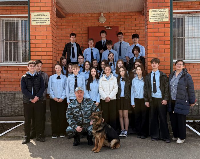 В Адыгее учащиеся полицейского класса познакомились с работой кинологической службы