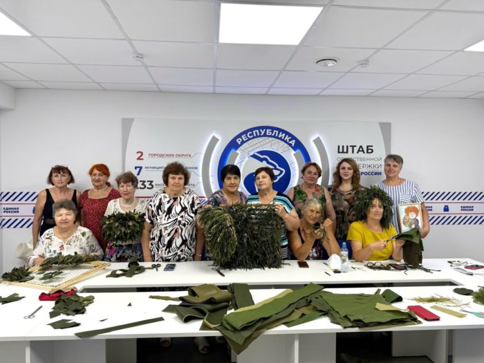 В Штабе общественной поддержки «серебряные» волонтеры изготавливают маскировочные нашлемники